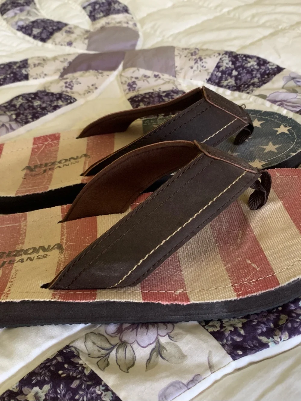 Arizona Jeans Men’s American Flag Flip Flops – Brown Straps